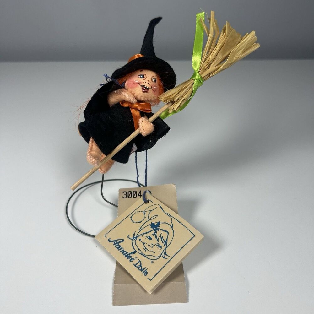 Annalee 3" Halloween Witch Kid with Broom Doll # 3004 With Tags Mobilitee Doll